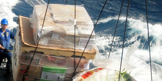 Curaçao Shiphandling & Services está abasteciendo y cargando suministros en un barco en Curazao.